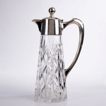 verre incolore, corps conique orné d’un décor en l