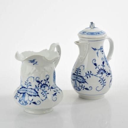 迈森，剑形印记，1处双线刻痕，1处三线刻痕，1948年后作品，均饰有釉下洋葱纹样，1只咖啡壶，采用“