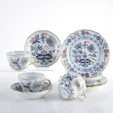迈森，剑形标志，I级，1948年后，新剪影造型，釉下蓝彩洋葱纹装饰，釉上红金彩饰，共9件，包括： 3