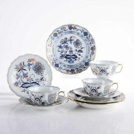 迈森，剑形标志，一级精选，1948年后出品，采用“新剪影”造型，施釉下蓝彩洋葱纹装饰，釉上红金彩点缀