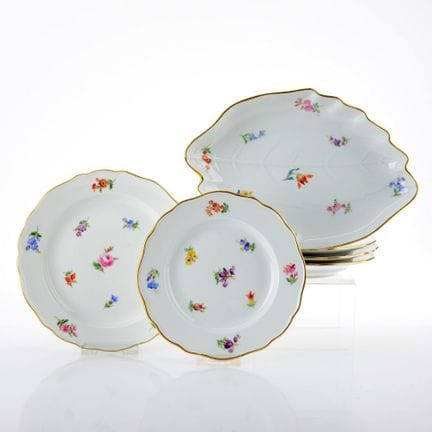 迈森，剑形标志，一级精选，彩色散花彩绘，金边，共6件，包括：1个叶形浅盘，边缘呈弧形，盘面饰有叶形浮