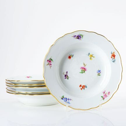 迈森，剑形标记，I类，新型轮廓造型，彩色散花彩绘，金边，直径约23.5厘米，菲佛时期 1924-34