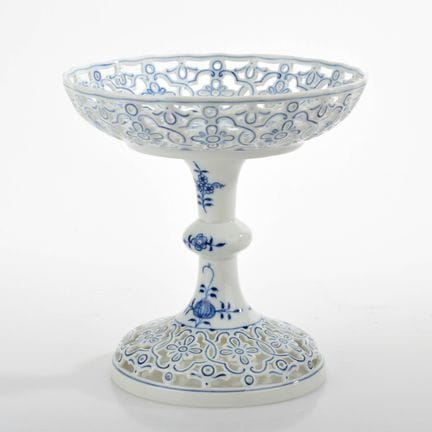 迈森，剑形标志， I级，即双层釉（两部分结构），1948年后制作，镂空底座配以镂空杯身，置于带节的高