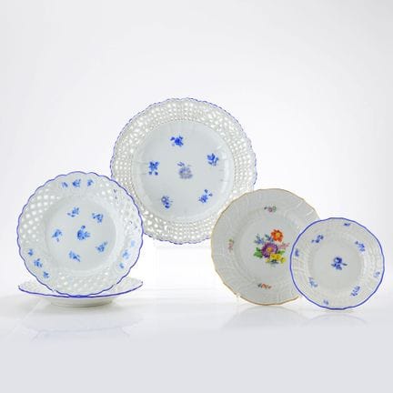 迈森，剑形印记，1件一级精选，4×2次镂空，造型与装饰各异，其中包括：1件新布兰登施泰因浮雕装饰，彩