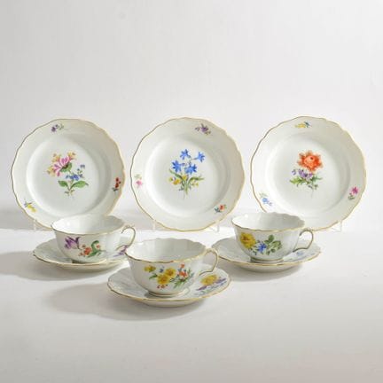 迈森，剑形标志，双穿孔，1948年后出品，新剪影造型，饰有“多彩花卉2”彩绘图案，金边，杯高约5厘米
