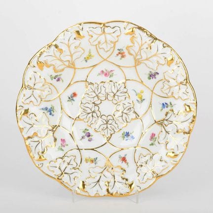 迈森，剑形标志，4处镂空，1934年后作品，饰有葡萄叶和橡树叶的植物浮雕纹样，以及新哥特式风格的交错