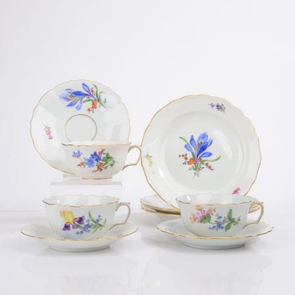 迈森，剑形标志，双穿孔，1948年后出品，新剪影造型，饰有“多彩花卉2”彩绘图案，金边，杯高约5厘米