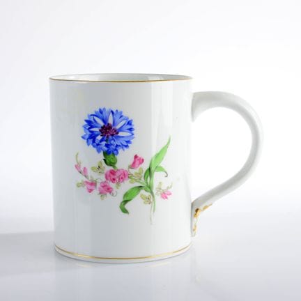迈森，剑形标志，第一选款，1948年后，杯身呈严格的圆柱形，杯耳顶端饰有抽象叶片造型，正面饰有“多彩
