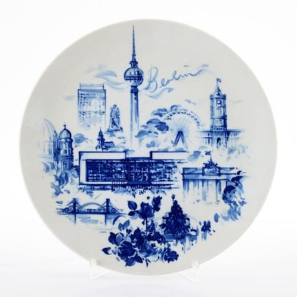 迈森，剑形标志，第一类，1948年后，平底凹形，边缘光滑，釉面绘有釉下蓝彩图案，描绘了柏林地标，如红
