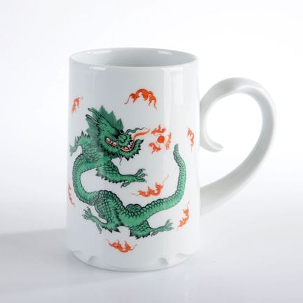 迈森，剑形标志，第一类，2000年后出品，器身呈轻微锥形上收，底座呈波浪状切割，卷曲带状提手，正面饰