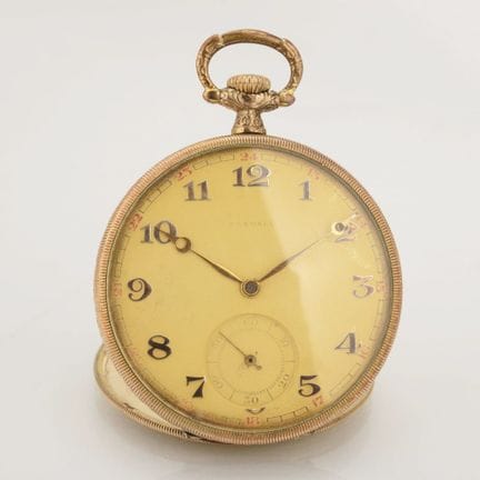 SAXONIA 公司（阿尔布雷希特·科尔茨，德累斯顿），扁平镀金表壳，侧面饰有精致的浮雕图案，表盖刻