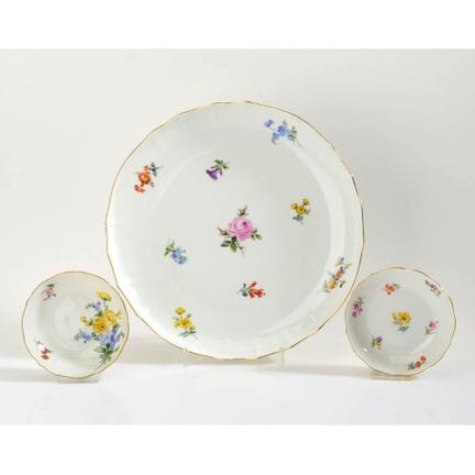 迈森，剑形标志，4处镂空，1948年后制作，"新剪影"款式，彩绘散花纹样或斜置的"多彩花卉2"图案，