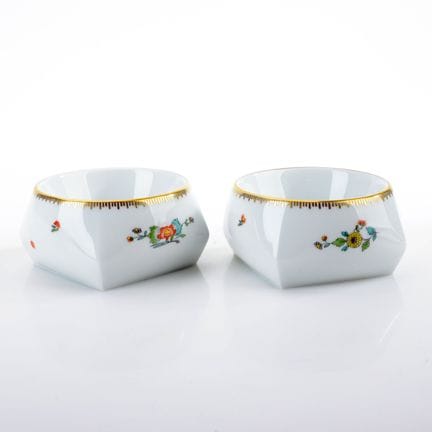 迈森，剑形标志，I级，2000年后出品，呈拱形枕状，中央有凹槽可放置大号茶蜡烛或蜡烛，饰有彩色印度花