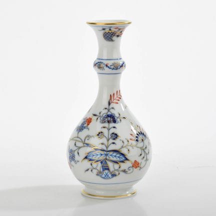 迈森，剑形标志，I级，1948年后，器身极度鼓胀，颈部高而修长，带有节状凸起，釉下蓝彩饰以洋葱纹样，
