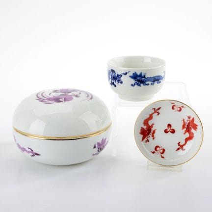 迈森，剑形标记，1件为I级，2件各含2处穿孔，1934年后制作，造型各异，均饰有“富丽龙纹”彩绘，其