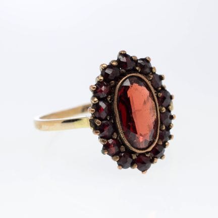 333黄金及镀金材质，戒头采用永恒现代的“Entoourage”镶嵌设计，由1颗椭圆形刻面石和14颗
