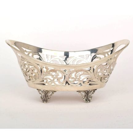 925银，德伊勒兄弟（Deyhle），施韦比施格明德，底座为4个花卉图案的支脚，杯身呈外扩镂空造型，