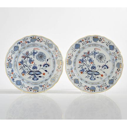 迈森，剑形标志，第一类，1948年后，新剪影造型，釉下蓝彩洋葱纹装饰，釉上红金彩饰，直径约25厘米