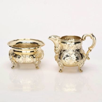 925银，德累斯顿银器厂出品，主体略有变形，各立于四只莨苕叶形底座上， 水壶配有装饰性壶柄和壶嘴，水