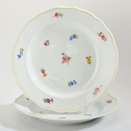 迈森，剑形标记，第一类，1948年后，新型镂空造型，彩色散花彩绘，黄色线纹，直径约25厘米