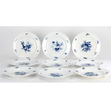 迈森，剑形标记，2或4道釉下刻痕，新剪影造型，釉下蓝彩饰以蓝色花卉与昆虫图案，1处轻微瑕疵，釉面部分