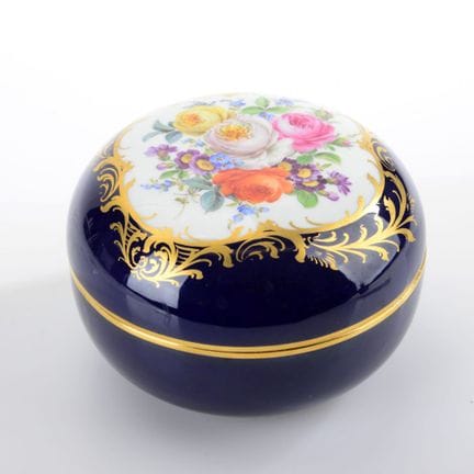 迈森，剑形标志， I. 系列，1948年后，压制球形罐，罐身施以钴蓝色釉，罐盖上饰有白色四叶花饰框，