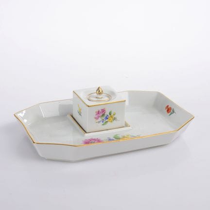 迈森，剑形标记，双穿孔，1948年后， 八角形托盘，顶部呈高耸的旗帜状，凹槽内嵌有方形墨水瓶，盖子稍