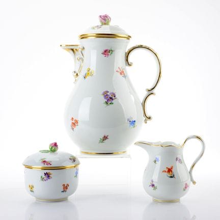 迈森，剑形标记，一等品，新剪影造型，彩色散花彩绘，金边及金饰，花苞处具典型年代特征。 花蕾饰件，壶高