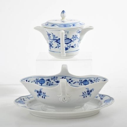 迈森，剑形标志， I. 系列，1948年后，造型各异，施釉下蓝彩洋葱纹装饰，包括：1件带双耳的酱汁壶