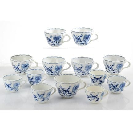 迈森，剑形标记，7次一级评选，6次双层釉，新剪影造型，施釉下蓝彩洋葱纹装饰，共 共13件，包括：7只