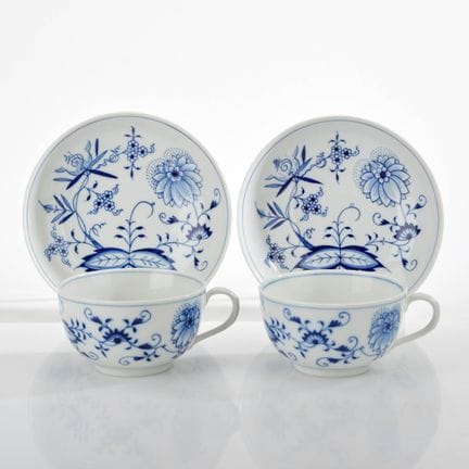 迈森，剑形标志，I类，1948年后，半球形带细柄，施釉下蓝彩洋葱纹装饰，杯高约6厘米，杯直径约11厘