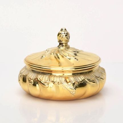 925银，德累斯顿银器厂出品，平底造型，壁面呈压扁状并带有倾斜的卷曲纹路，边缘带有浮雕装饰，球形盖子
