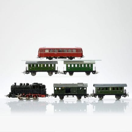 马尔克林 H0 轨距，包括：TM 800 煤水车机车、3 节 327 型客车、328 型行李车和 3