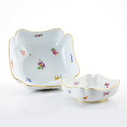 迈森，剑形标志， I. 系列，新剪影造型，方形器身配以卷曲边缘和内收的角部，每件均饰有彩色散花图案，