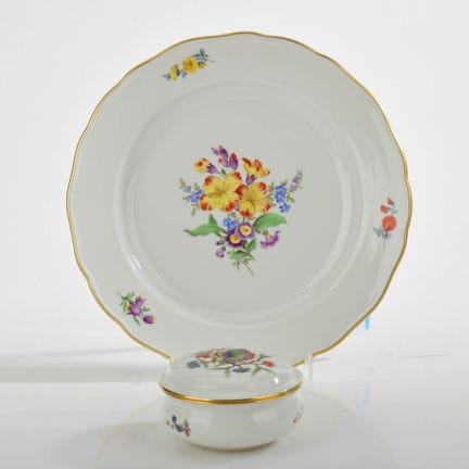 迈森，剑形标志，1件一级精选（罐），1件双层釉，1948年后，1只餐盘，款式为“新切口”，饰有“多彩