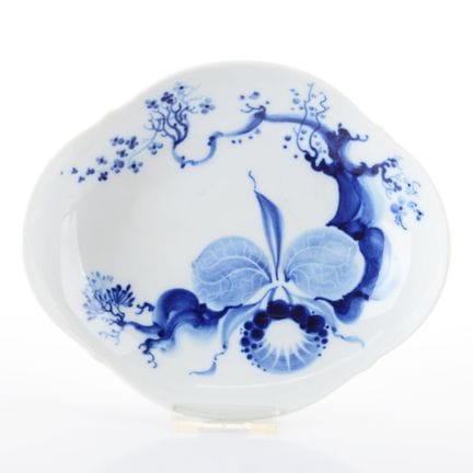 迈森，剑形印记，4处镂空，1948年后制作，大开孔造型，釉下蓝彩兰花图案，海因茨·维尔纳设计，直径约