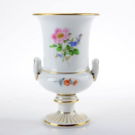 迈森，剑形标志，第一类，1948年后，钟形杯身置于圆形底座上，低位提手，正面饰有紫色和绿色彩绘，图案