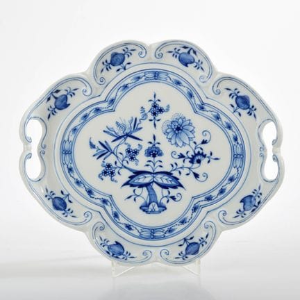 迈森，剑形标志，第一类，1948年后，多隔间托盘，带把手，边缘饰有环绕的卷曲浮雕，施釉下蓝彩洋葱纹装