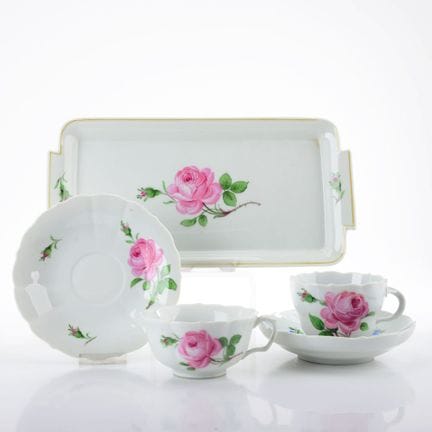 迈森，剑形标记，4×2穿孔， 1件一级精选，新剪影造型，紫红色与绿色彩绘，饰以“红玫瑰”纹样，共5件