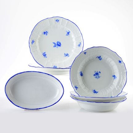 迈森，剑形印记，2处穿孔，共6件，包括：3个汤盘，饰有“新布兰登施泰因”浮雕图案，其中1个盘子边缘有