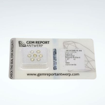 7颗明亮式切割天然钻石，总重1.07克拉，净度等级GW-G，色泽呈灰白色至黄灰白色，内含物等级i1，