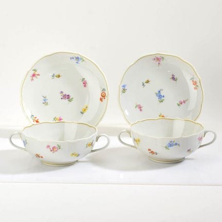 迈森，剑形标记，2处穿孔，1948年后，新剪影造型，平底汤碗，双耳设计，每只均配有配套底座，彩色散花
