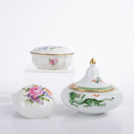 迈森，剑形标志，4处穿孔，造型各异，其中包括：1个圆柱形罐，压制球形，彩绘花卉图案（直径约7.5厘米
