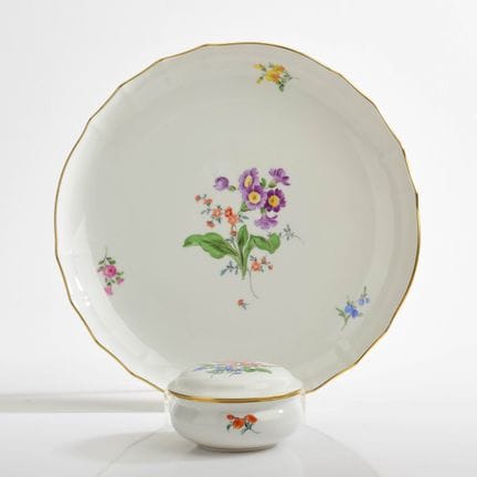 迈森，剑形标志，1件一级精选（罐），1件双层镂空，1948年后，1个蛋糕盘，新剪影造型，彩绘“多彩花