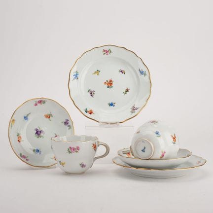 迈森，剑形标志，I类，新型轮廓造型，彩色散花彩绘，金边及金饰，1个杯柄经修复， 杯高约6.5厘米，蛋