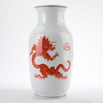 迈森，剑形标记，双穿孔，1934年后作品，器身近似圆柱形，颈部内收，口部微微外扩，正面和背面均以铁红