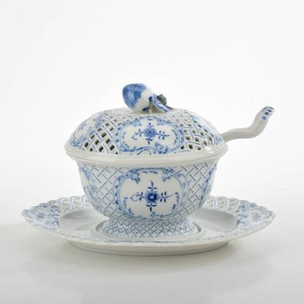 迈森，剑形标志，2×I级， 1 x 1 下划线，1934年后，椭圆形器身饰有篮编风格的浮雕纹样及罗卡