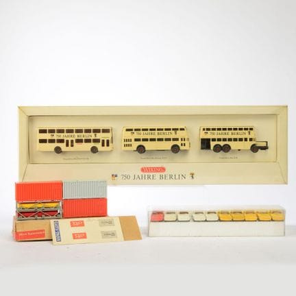 H0轨距，3辆庆祝柏林建城750周年的巴士、10辆轿车模型以及一套作为运输货物的集装箱，整体保存良好