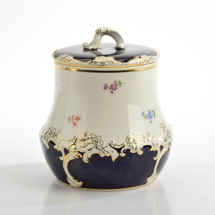 迈森，剑形印记，双层镂空，1948年后制作，所谓“B型”，壁面呈凸凹造型，平盖配罗卡伊尔式提手，彩绘