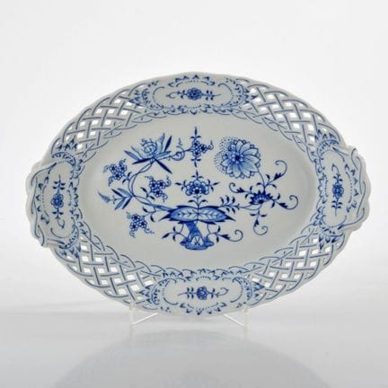 迈森，剑形标志，第一类，1948年后，新剪影造型，椭圆形主体，镂空边缘饰有四个罗卡伊尔花卉纹饰，编织
